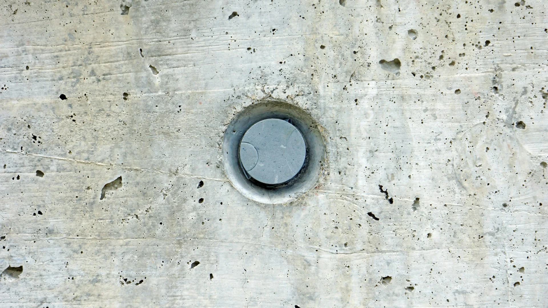 Beton duvarda karot deliği